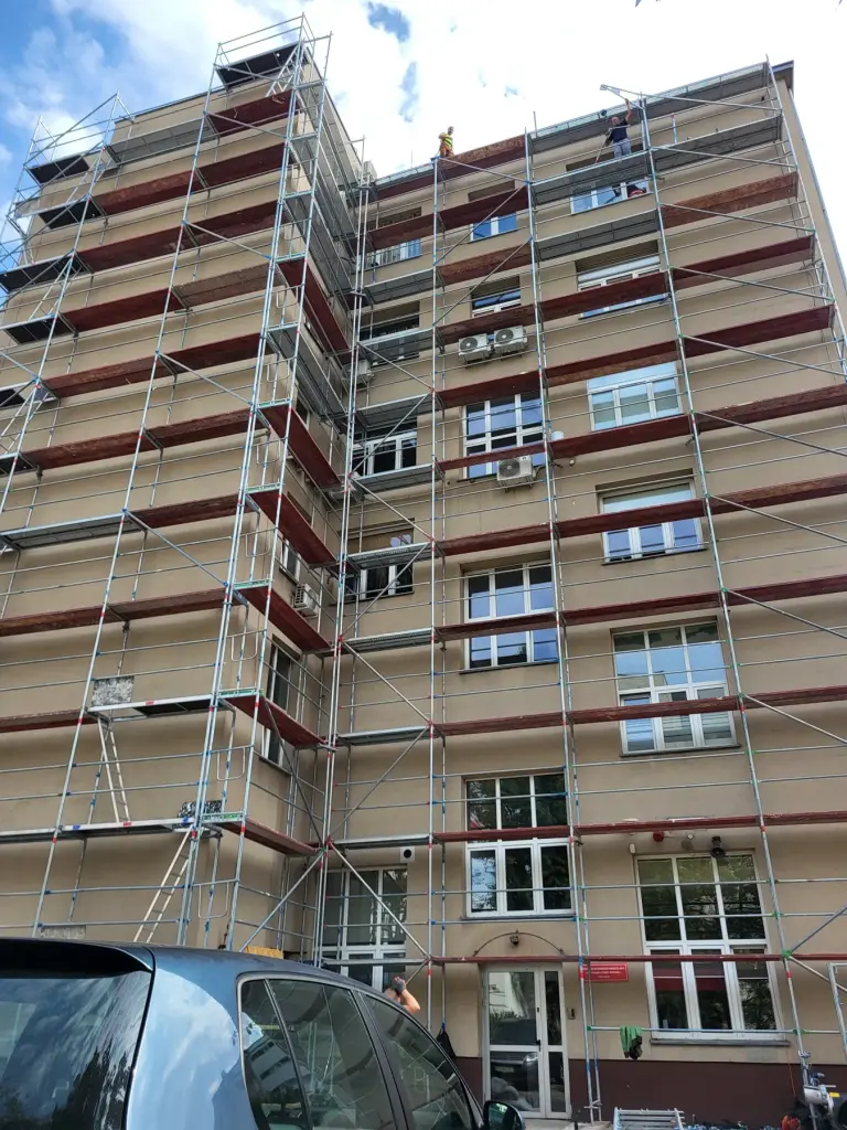 Rusztowania zamontowane przy budynku — realizacja ZRUSZTOWANI
