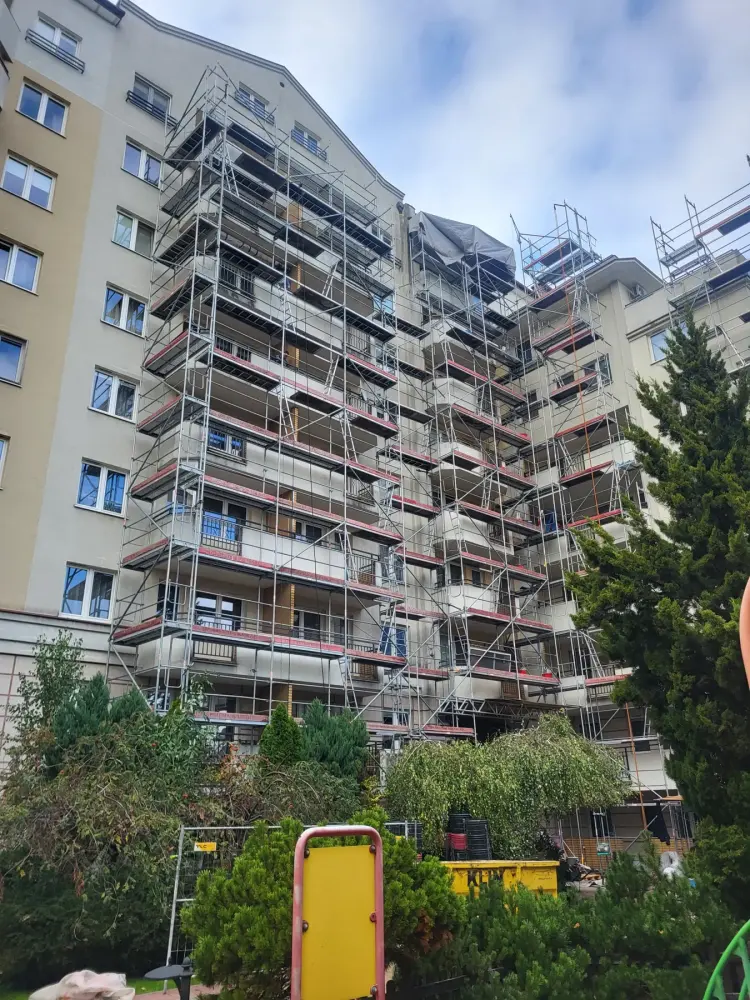 Rusztowania zamontowane przy budynku — realizacja ZRUSZTOWANI