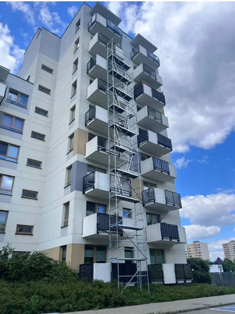 Rusztowania zamontowane przy budynku — realizacja ZRUSZTOWANI