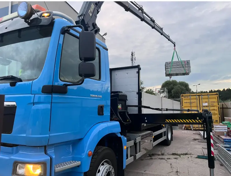 Samochód HDS podczas transportu na budowę