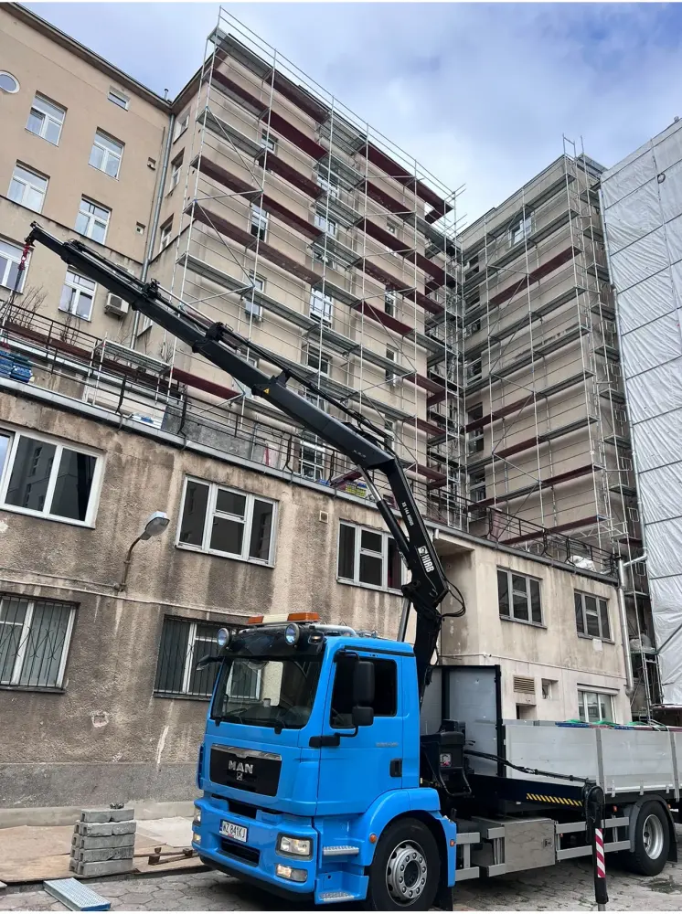 Samochód HDS podczas transportu na budowę