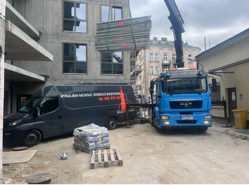 Samochód HDS podczas transportu na budowę